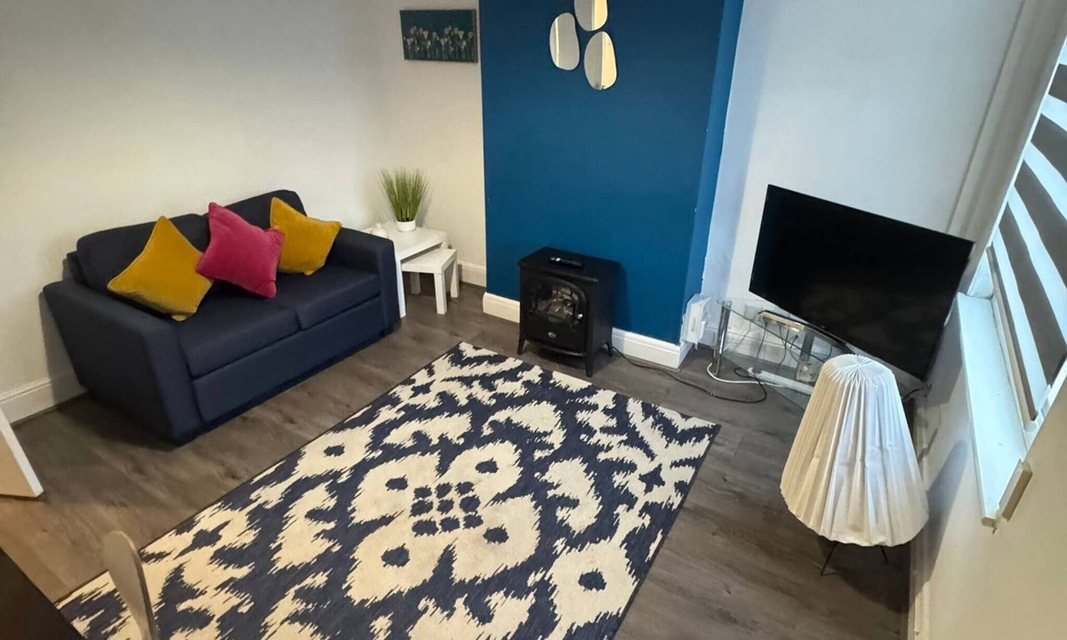 Wigston Apartment | Sleek City Getaway - Walkable & Free Parking