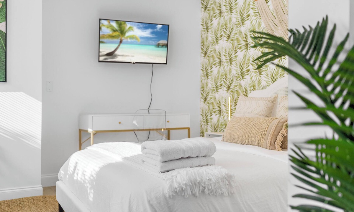 Flamingo Parks House | Sleek & Cozy Studio: Freshly Renovated