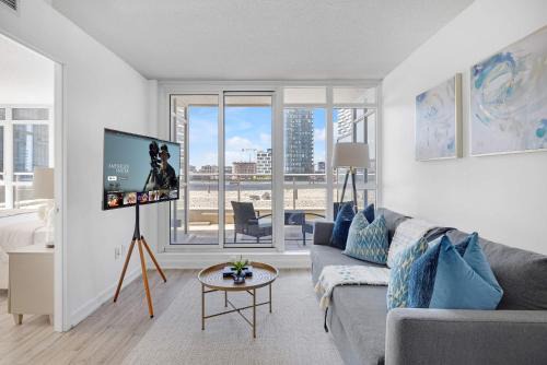 CityPlace Apartment | Sleek Downtown Oasis Modern Retreat in Toronto