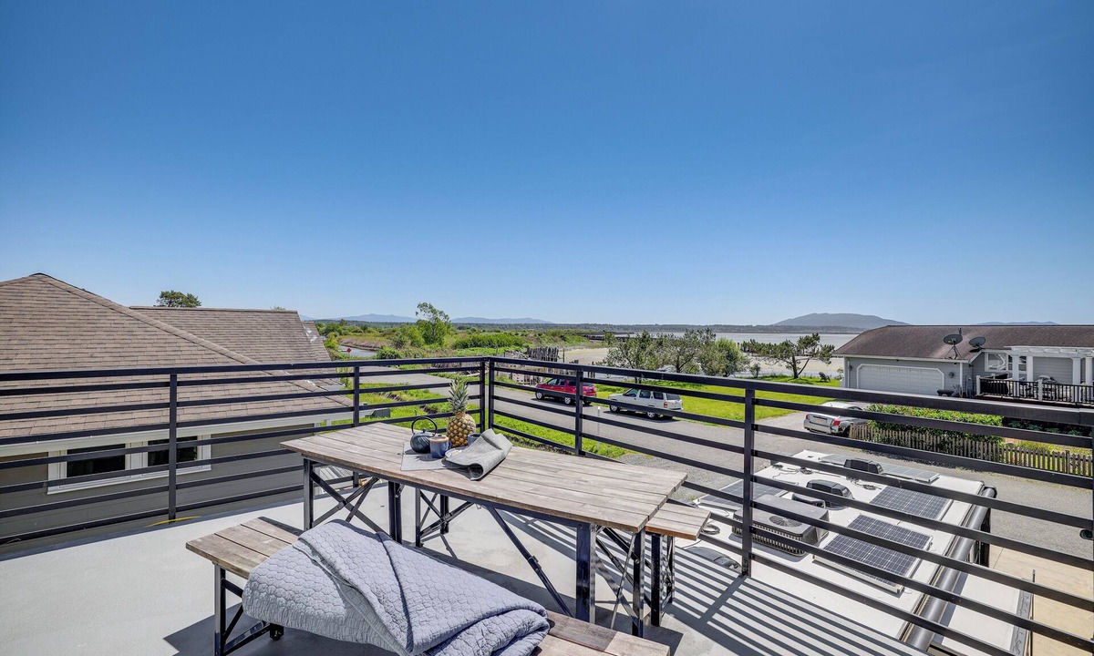 Ferndale Condo | Sleek Ferndale Home w/Ocean & Mountain Views!