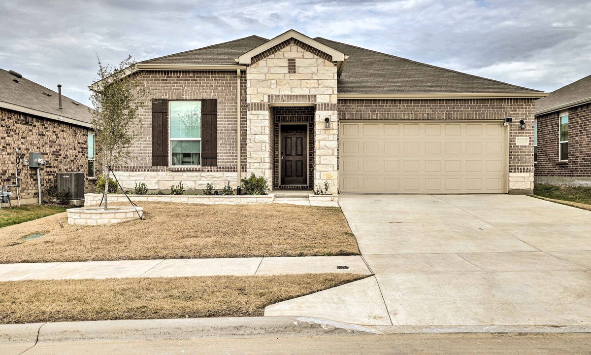 Fort Worth House | Sleek Fort Worth Home w/Patio - Pets Welcome!