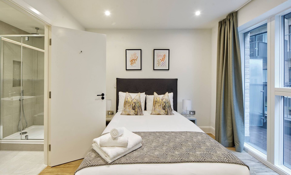 Whittington Apartment | Sleek & Modern two-bedroom flat with terrace