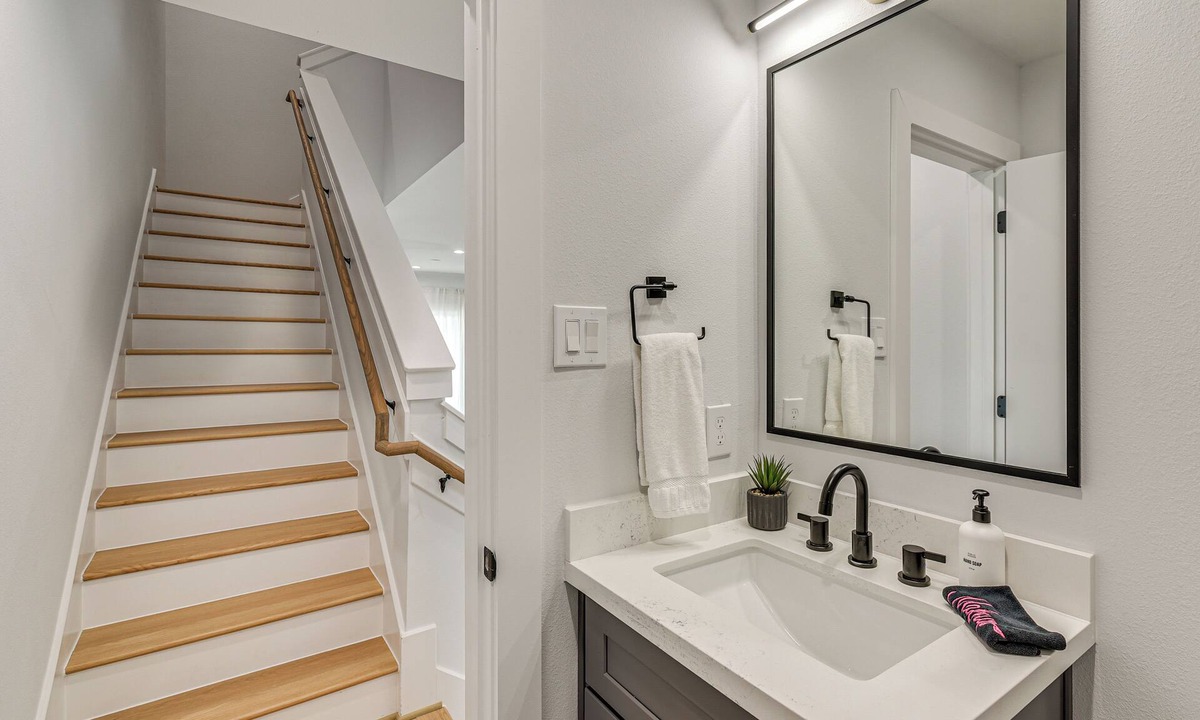 OST - South Union Cottage | Sleek & Spacious! Prime Houston Home Near NRG