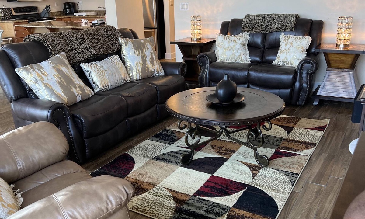 Ono Island Condo | Sleek & Stylish- Riverside
