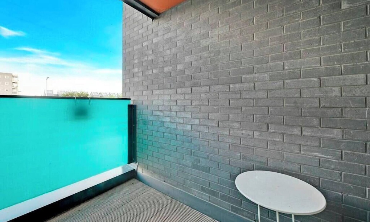 Thames House | Sleek & Sun-Drenched Modern Sanctuary