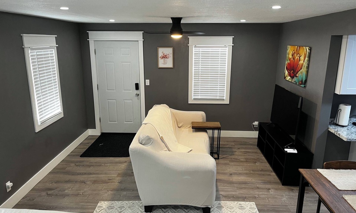 Scottsbluff House | Sleek Tiny Urban Retreat