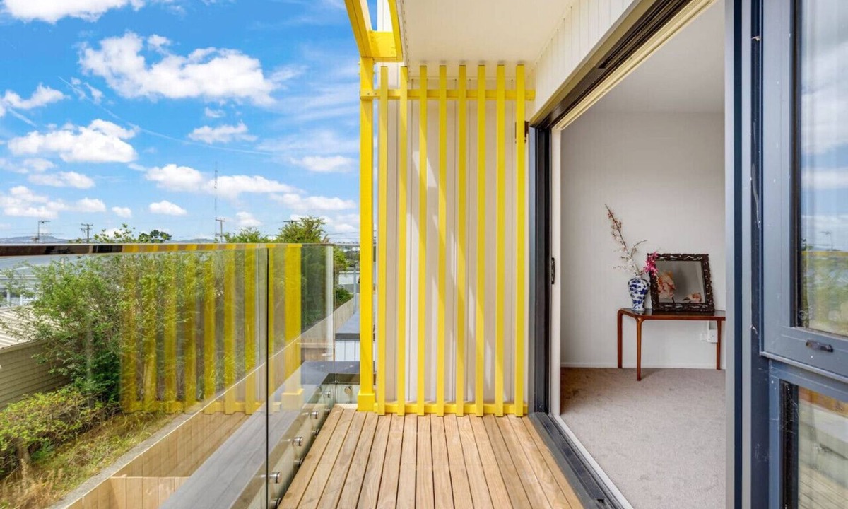 Massey Apartment | Sleek Utopia Townhouse with Deck and Air-con