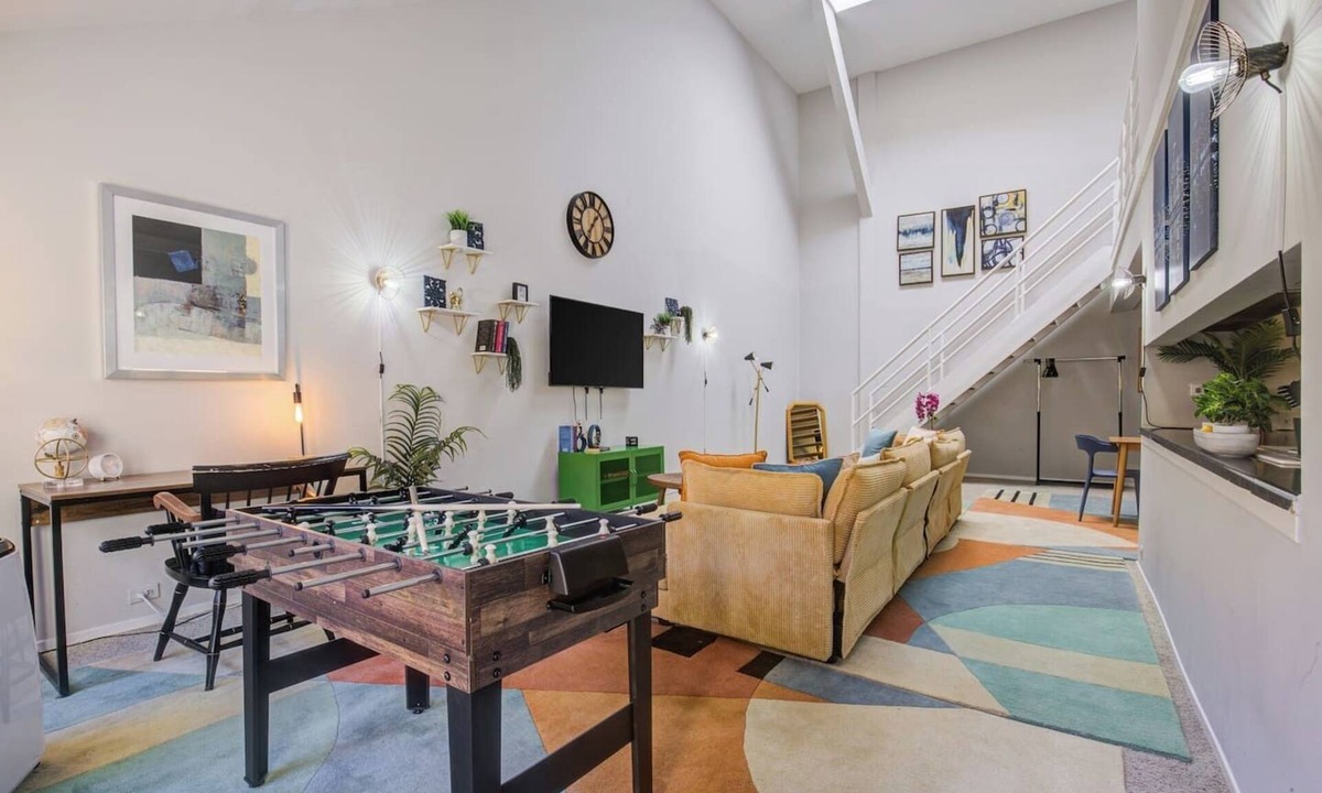 The Loop Apartment | Sleep 25 - Huge Downtown Vintage Lofts
