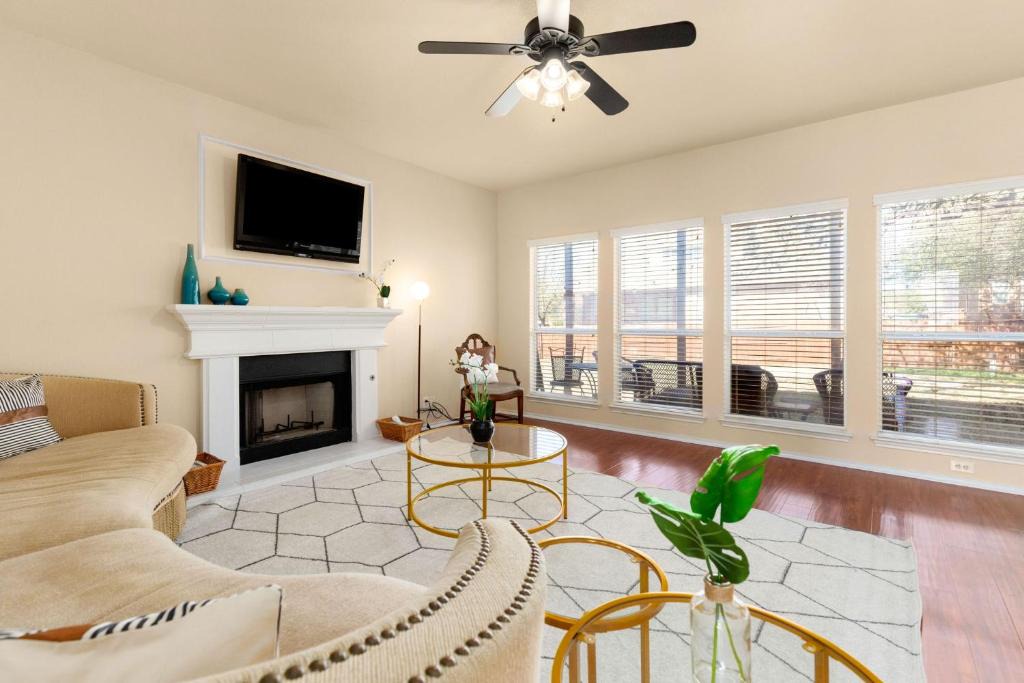 Scenic Oaks House | Sleep on the Cloud - 5 Bedrooms - Corner Lot