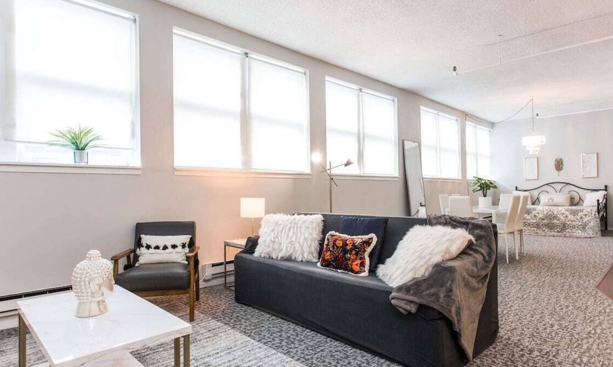 Printers Row Apartment | Sleep14 | 2 Downtown Penthouses | Vintage 5bd (+gym)
