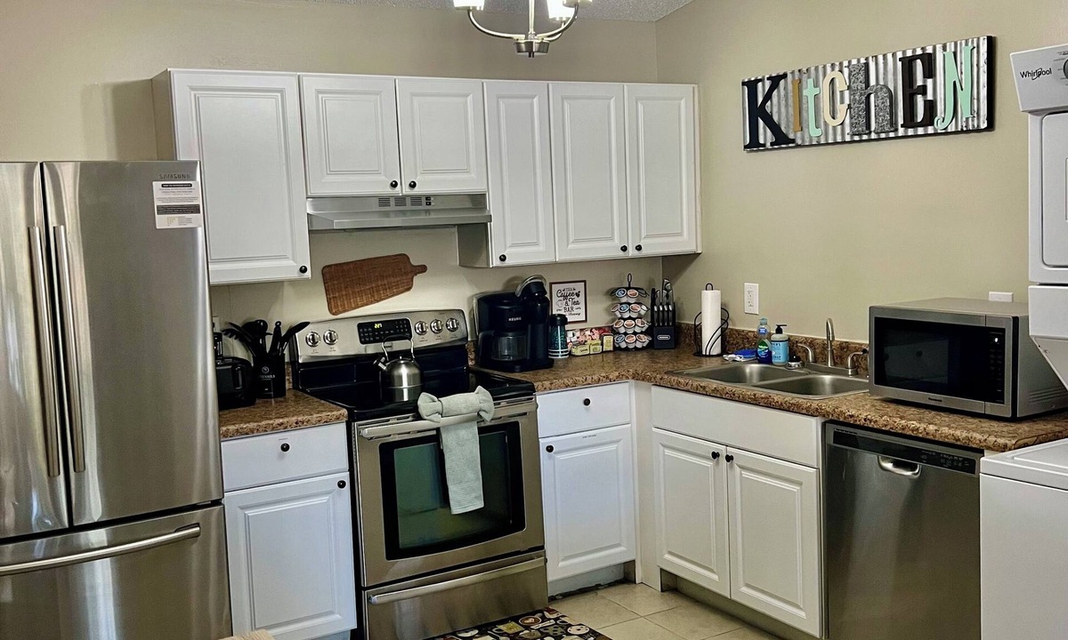 Brent Apartment | sleep6~22 min 2 Beach~Self check in~BBQ~WiFi