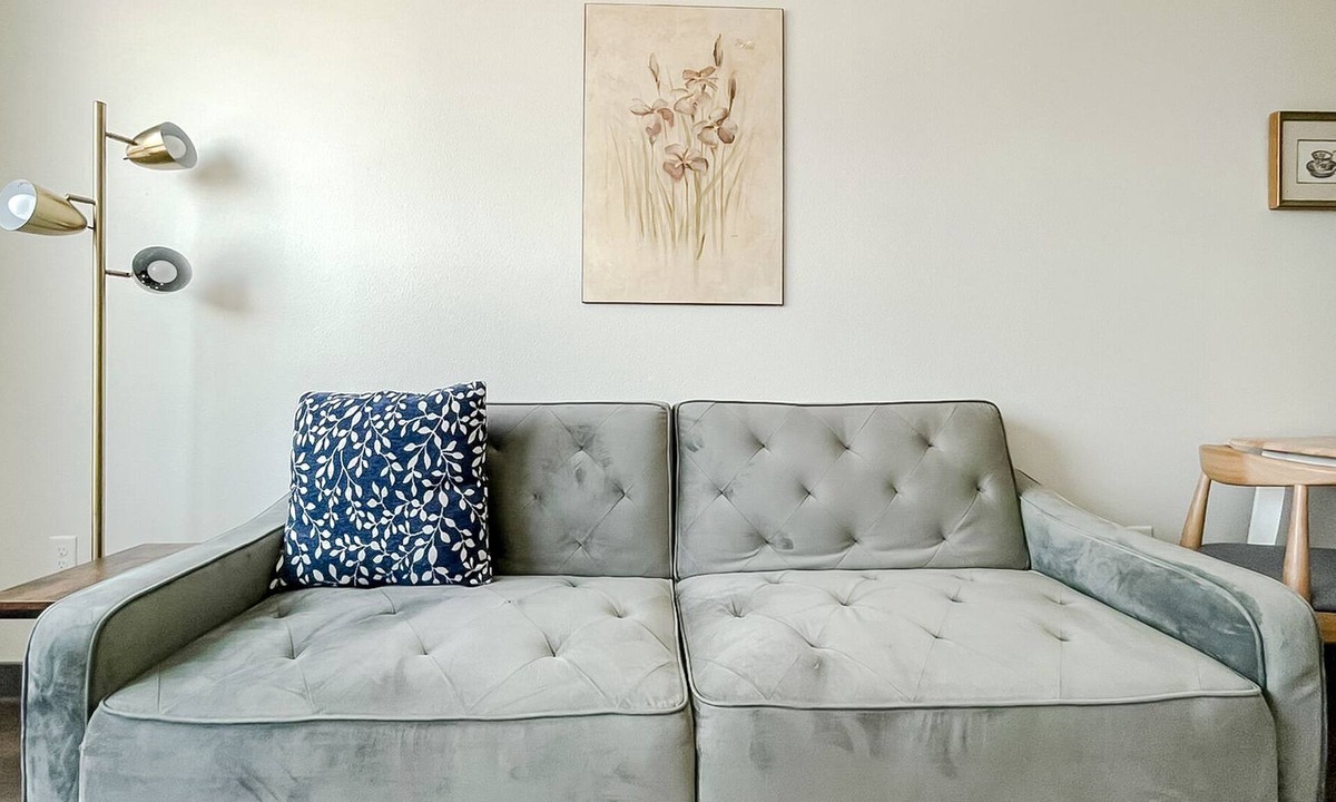 Booneville Apartment | Sleepover: Alluring 1BD/1BA + High Ceilings - Des Moines