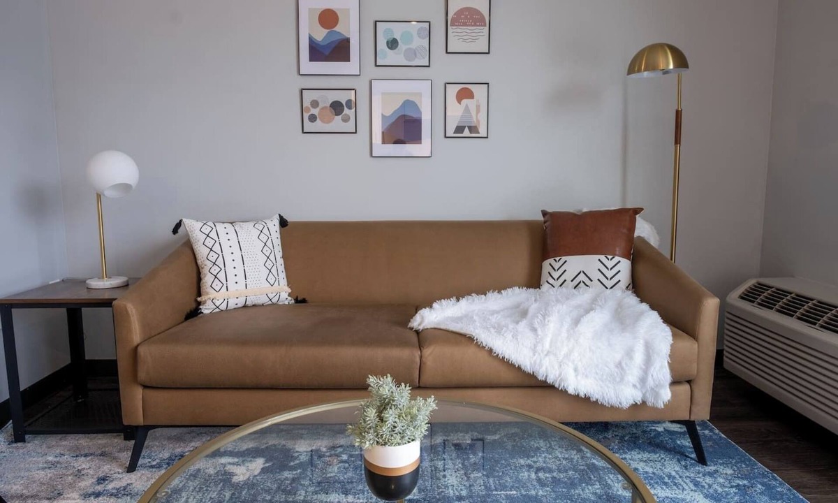 Des Moines Apartment | Sleepover | Charming 1BD/1BA - Downtown Des Moines