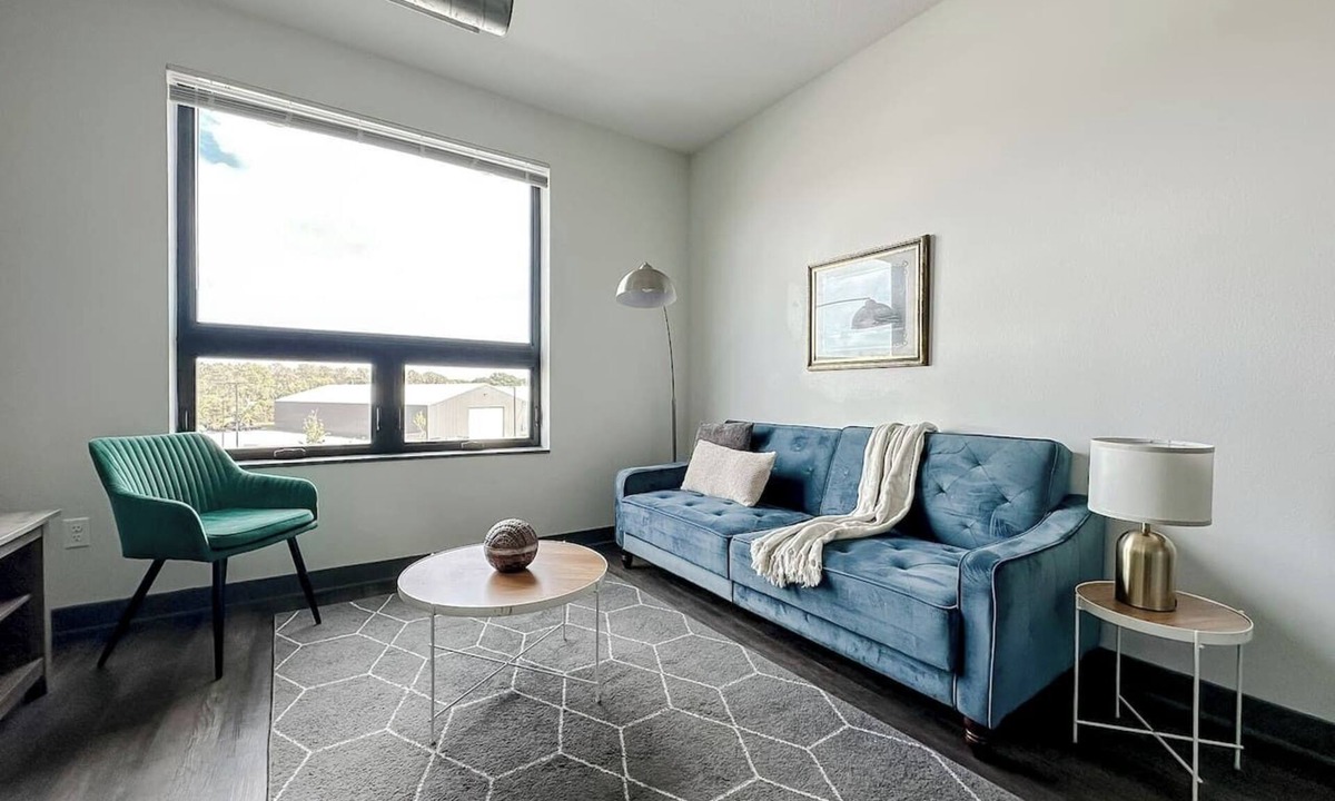 West Des Moines Apartment | Sleepover | Lovely 1BD/BA + High Ceilings - DSM