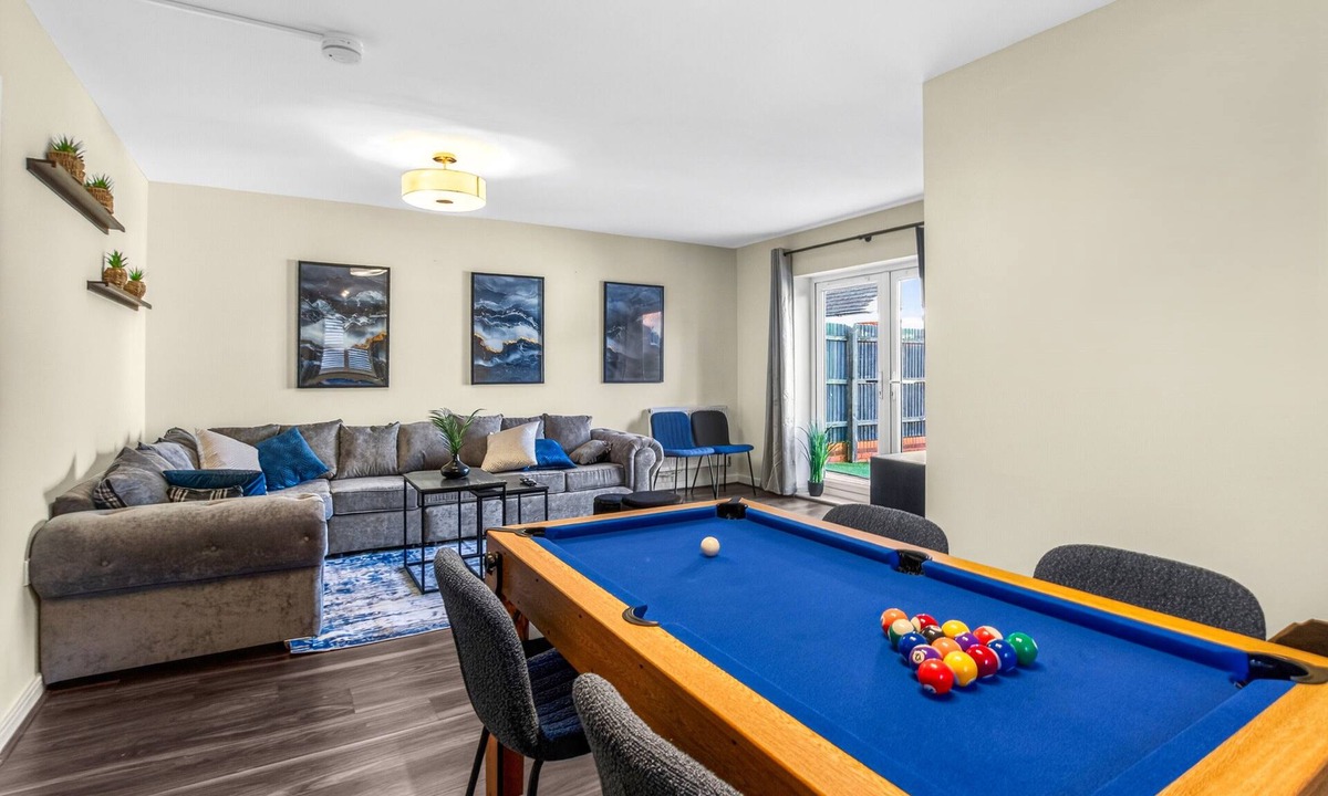 Cardington House | Sleeps 10 | 1GB Wi-Fi | Pool/TT Table | Parking