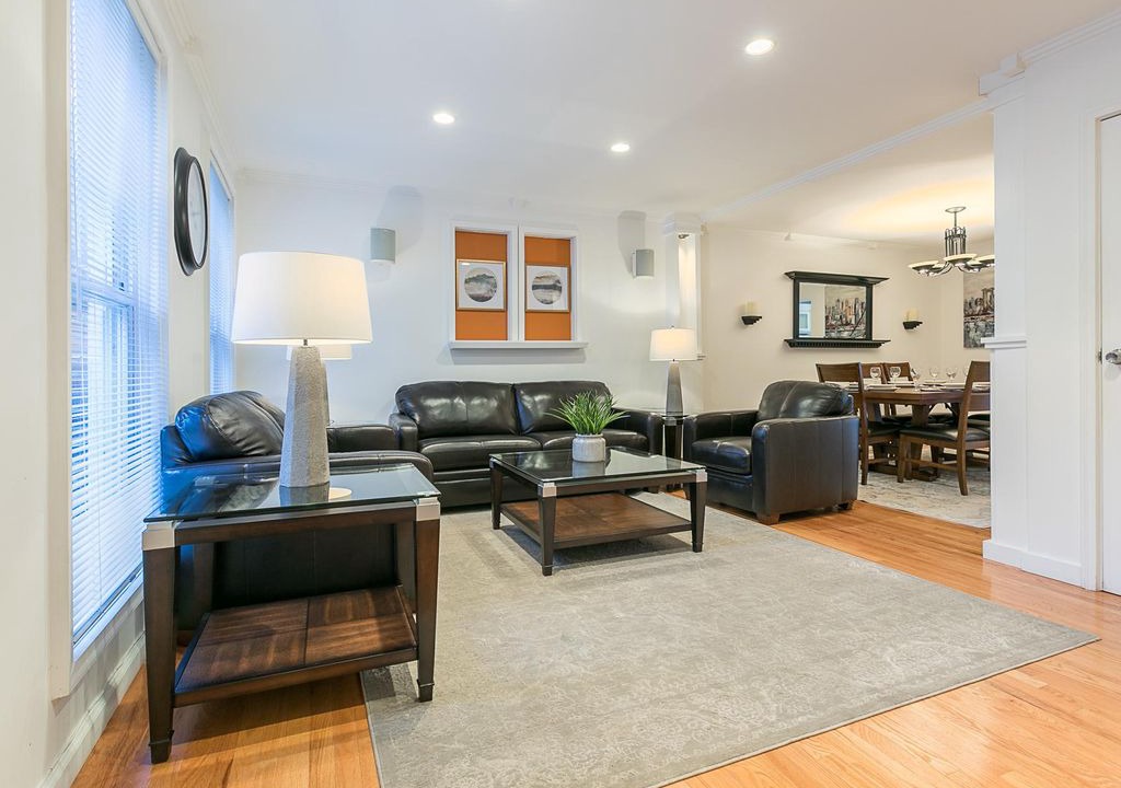 Downtown Jersey City House | Sleeps 10 - 3 Bedroom - 2.5 Bath - 5 Beds - BBQ - Deck - Just 7 Minutes to NYC jonb