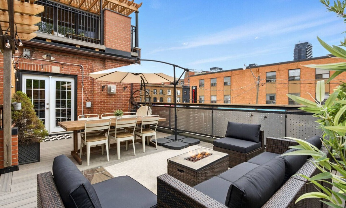 Lawrence Park South Hotel | Sleeps 10, 3bed/3bath + outdoor space + subway