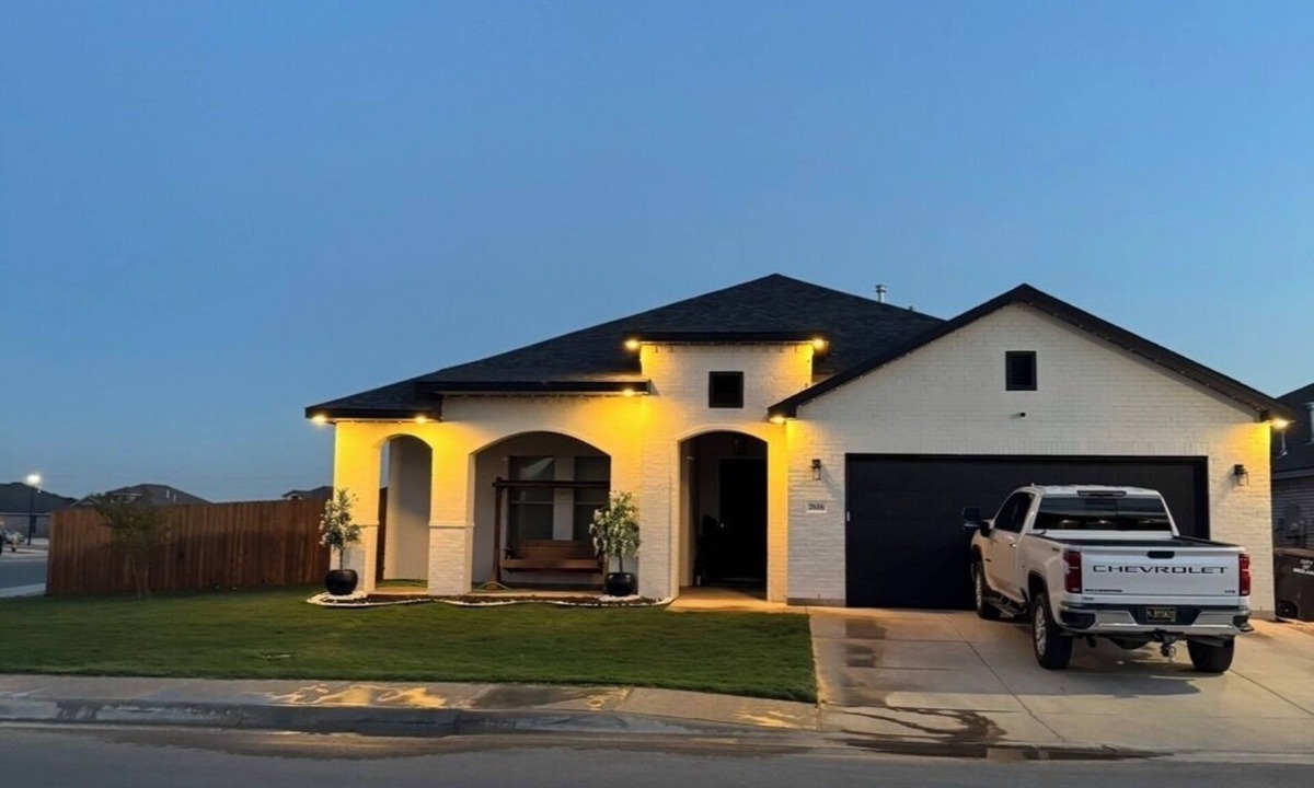 Midland House | Sleeps 10. 4-bedroom 3 bath house.