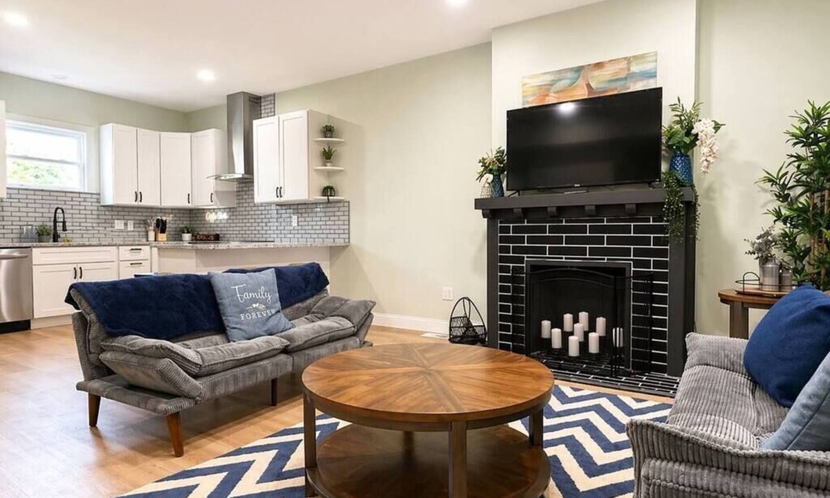 West Columbus Apartment | Sleeps 10 4BR Home Perfect for Groups & Families