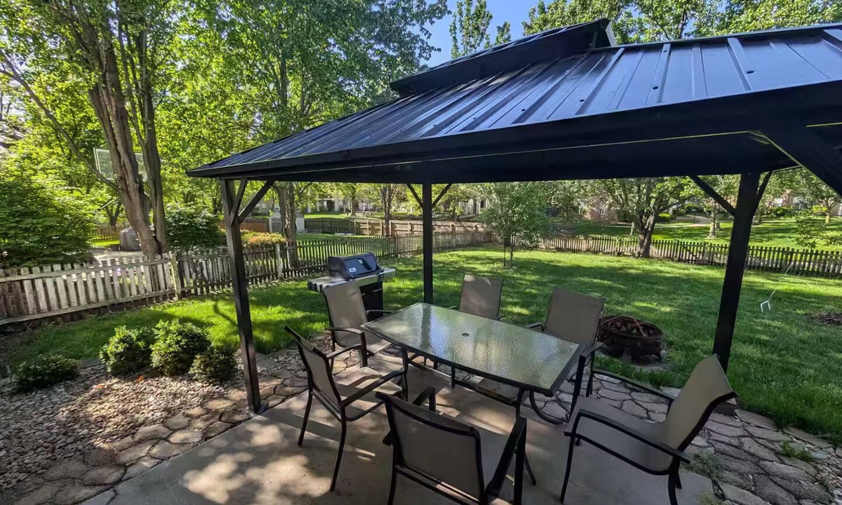 Overland Park House | Sleeps 10 - Bright&Cozy - World Cup Getaway