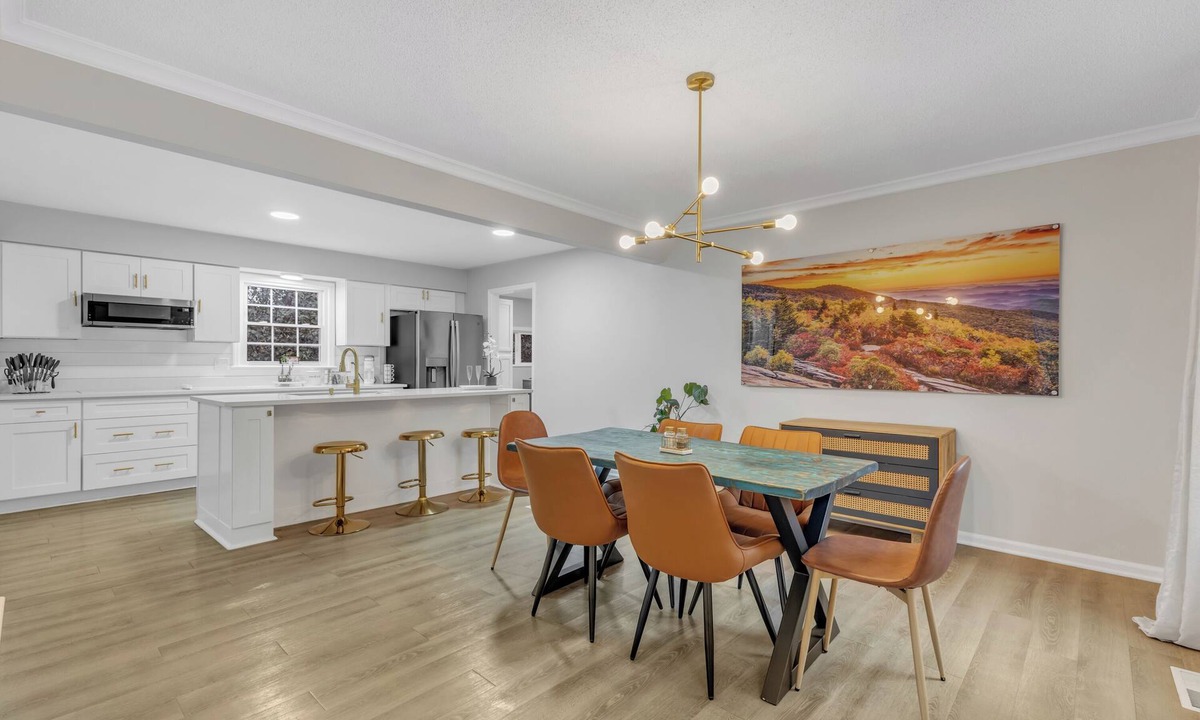 Southwest Raleigh House | SLEEPS 10! Close to lovely downtown Cary/Raleigh/RDU. Pets welcome!