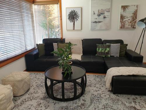 Thomastown House | Sleeps 10 Fully renovated Firepit and pool table