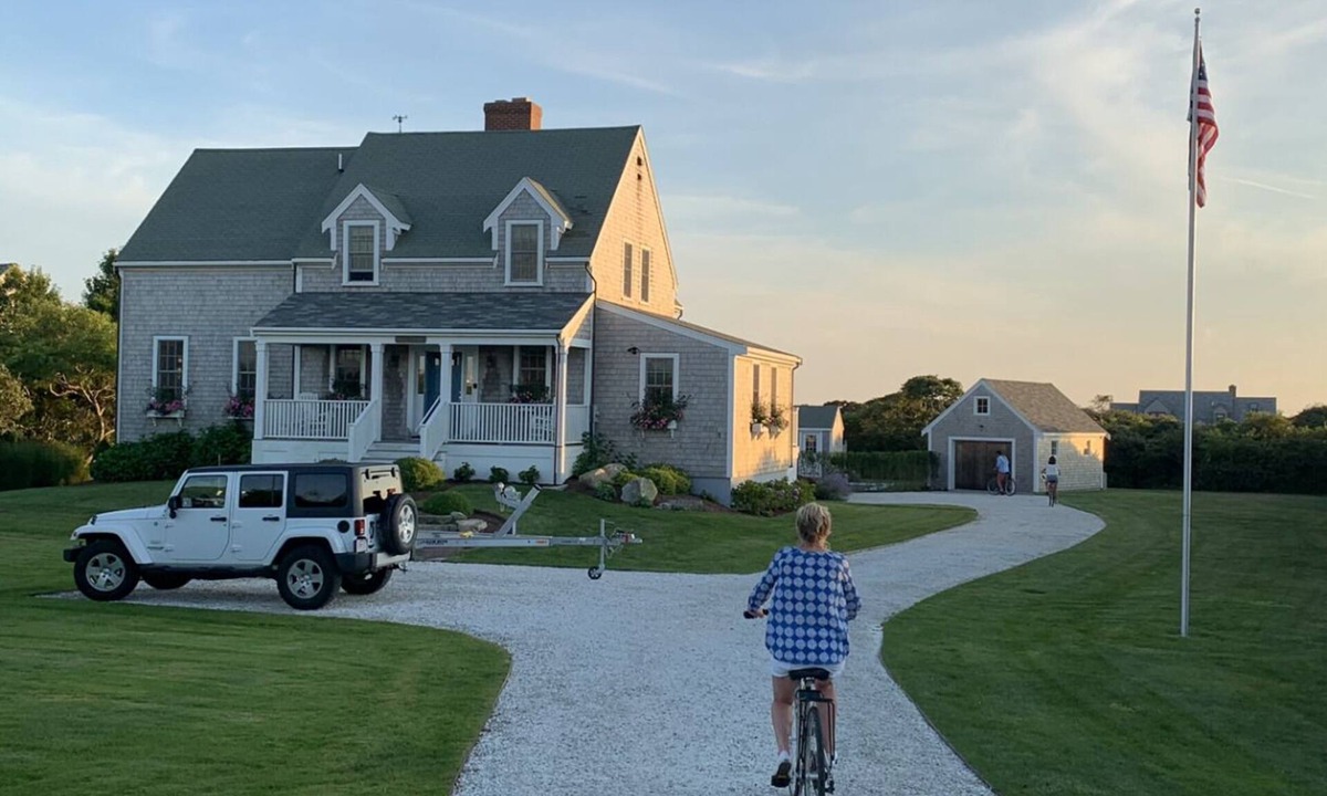 Tom Nevers House | Sleeps 10. Heated pool. Walk to Beach, Sunset Views, 8 Bikes, AC