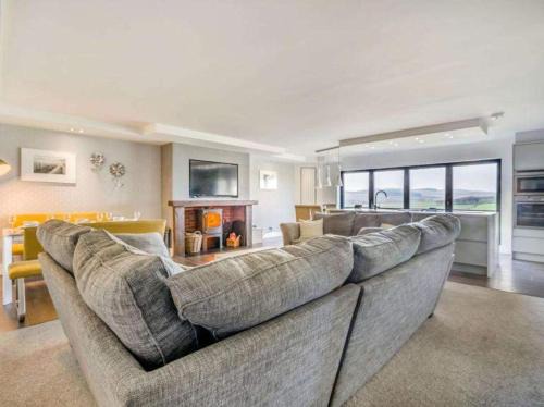 Heriot House | Sleeps 10 - Hot tub - Pool Table - Play Park