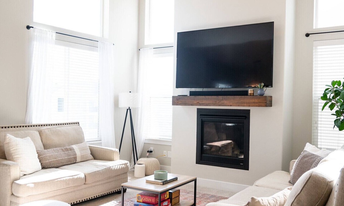 Herriman House | ⭐️Sleeps 10⭐️ Pool and workout room access⭐️