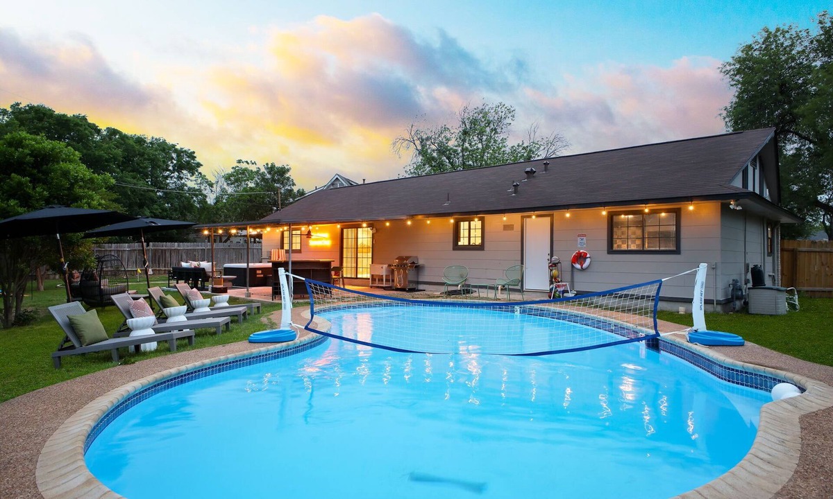 North San Antonio - SAT House | Sleeps 10 - Pool - Hot Tub - Fire Pit - Playground