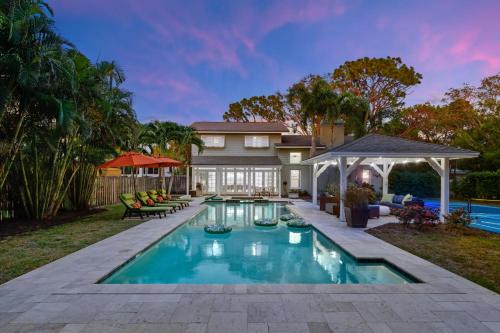 Seminole House | Sleeps 10 - Pool Slide Pickleball & Fire Pit