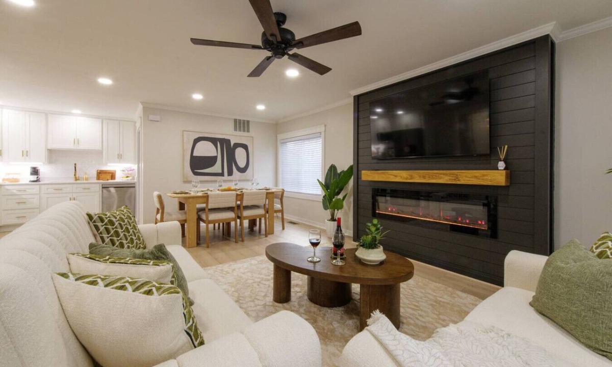Petersburg House | Sleeps 10 | Spacious Luxe Retreat w/Fireplace