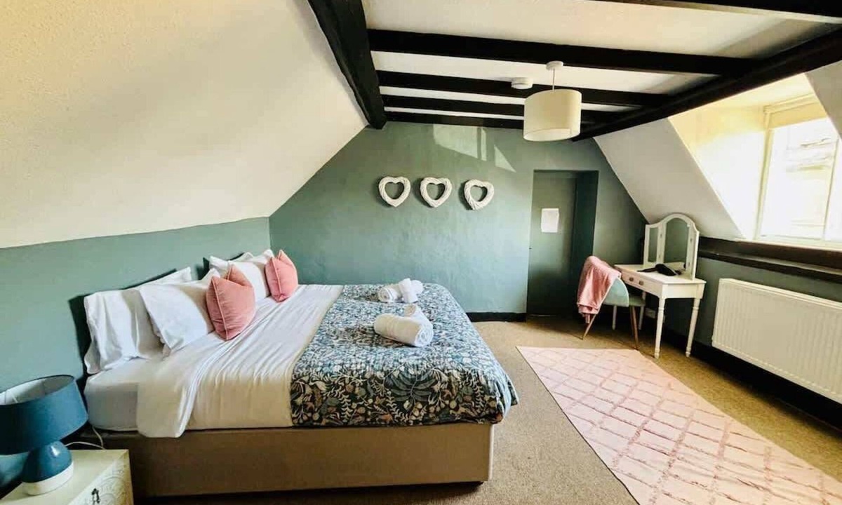 Moreton-in-Marsh Apartment | Sleeps 10 with private garden