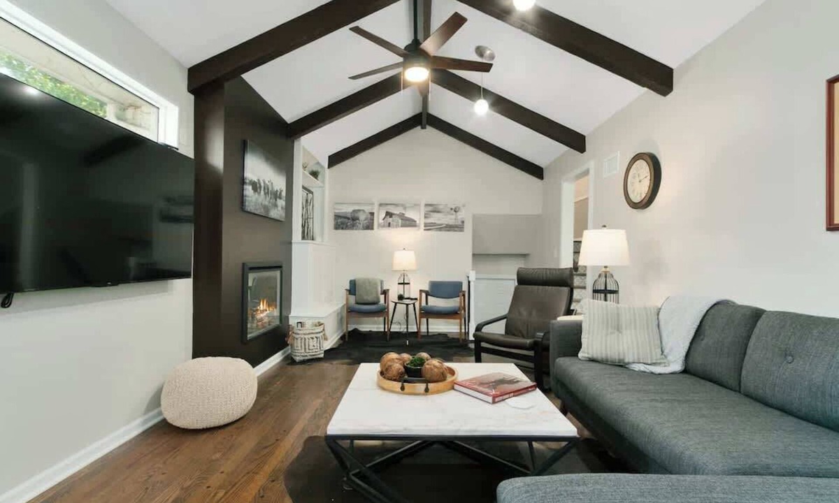 Nall Hills House | Sleeps 11+ Comfy Beds:Mins to KC World Cup Stadium