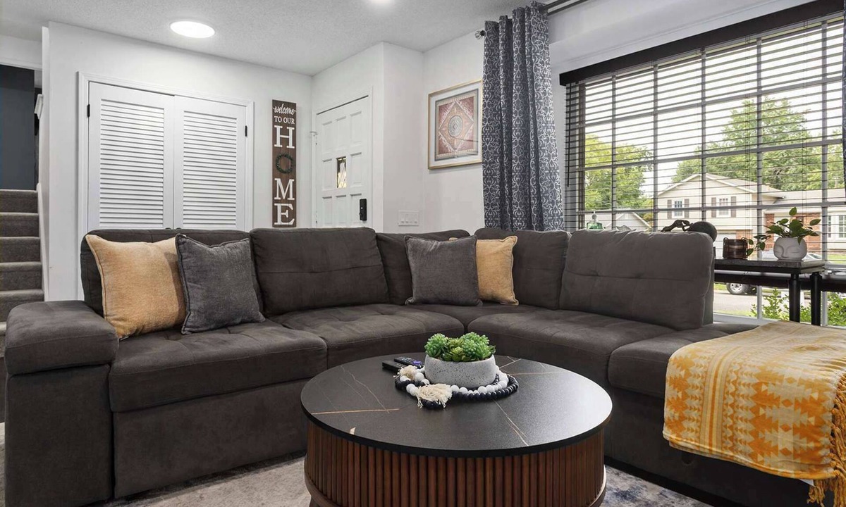 Lenexa House | Sleeps 11 Great for Groups|KingBeds|Fenced Yard