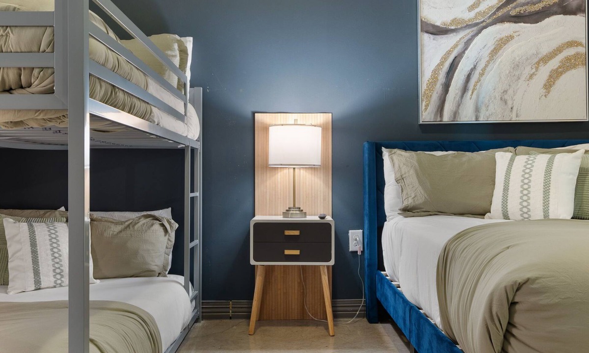Downtown Dallas Apartment | Sleeps 11 I Downtown I Walk to Conv Ctr I 24hr Gym