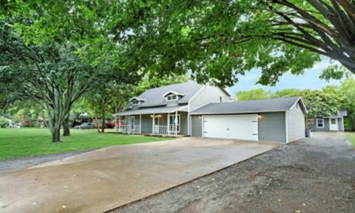 Keller House | sleeps 11- KING BED Country Charmer in Iconic Fort Worth