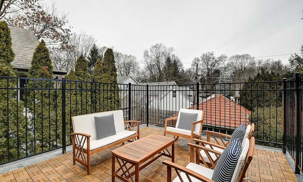 Meridian-Kessler House | Sleeps 11- Rooftop Balcony!