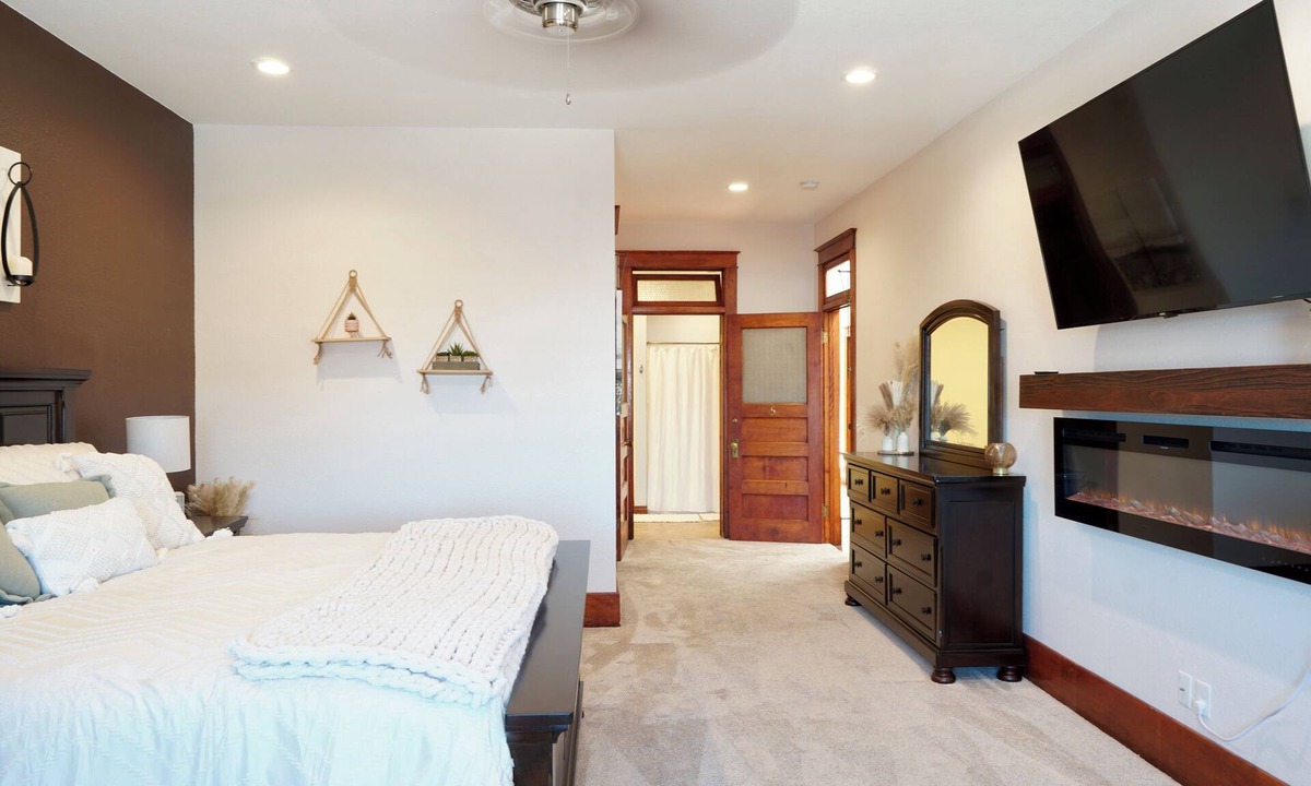 Sidney Apartment | Sleeps 11+