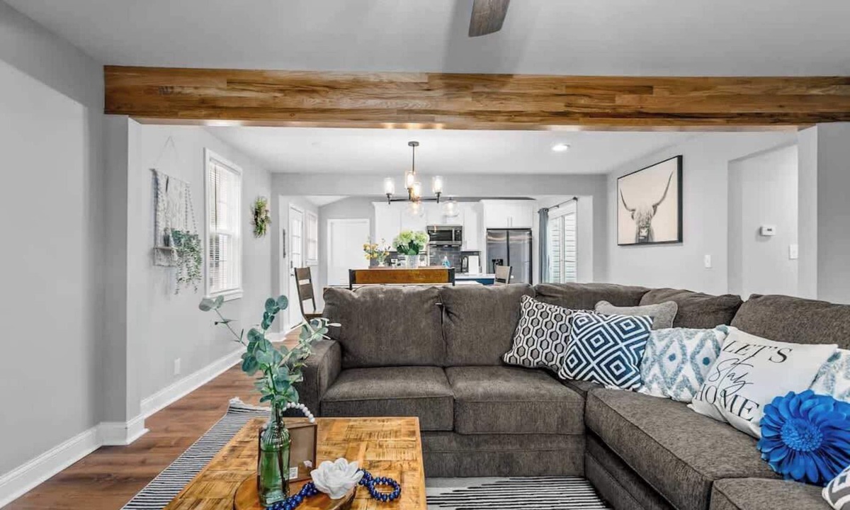Overland Park House | Sleeps 12 20 mins to GEHA/World Cup Large Home OP