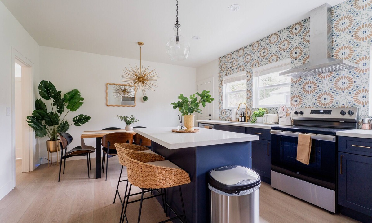 Judkins Park House | Sleeps 12 · 3-Kitchen · Walk to Link Light Rail