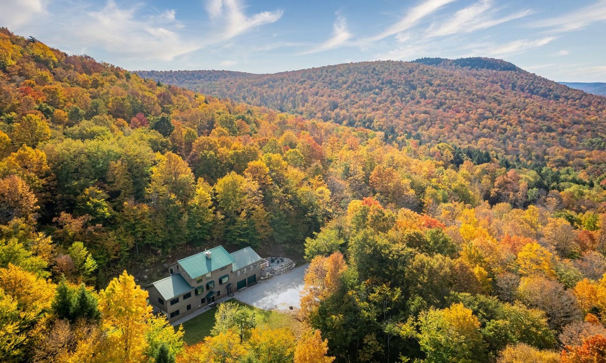 North Creek House | Sleeps 12 | 40 Private Acres | 10 Min Gore Mountain | 5BR Lodge