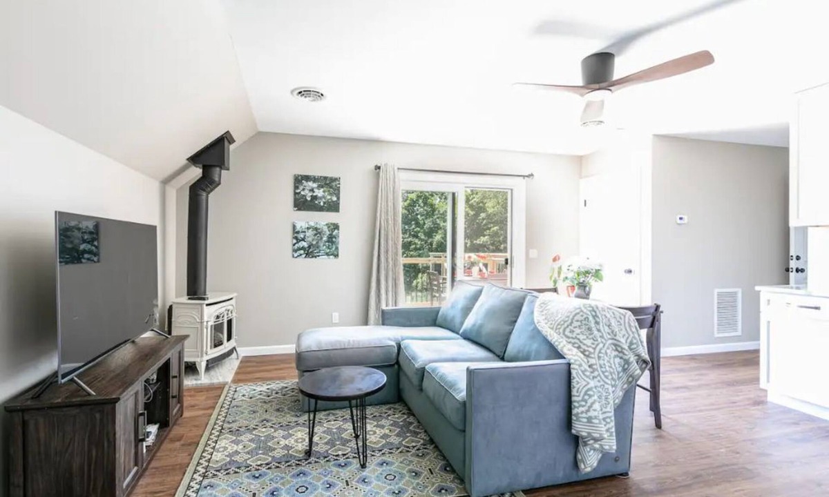 Essex Junction Apartment | Sleeps 12: Apt & 3 rooms with common area and deck