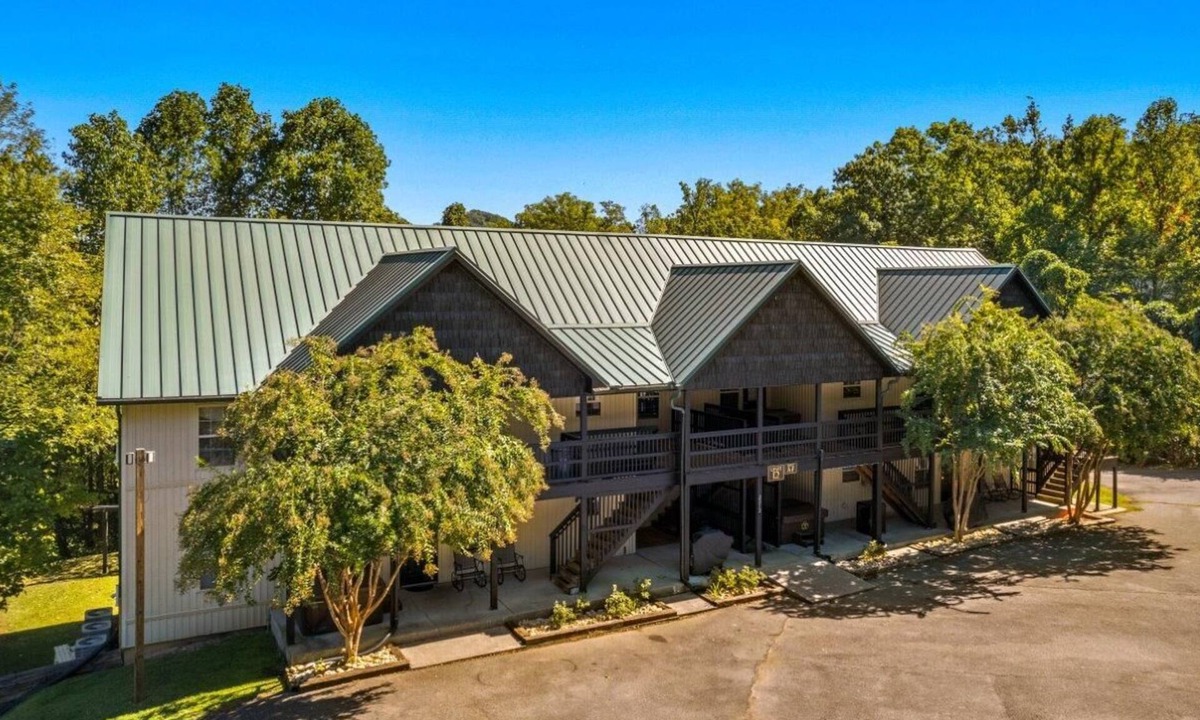 Pigeon Forge Condo | Sleeps 12, close to Dollywood, hot tub!