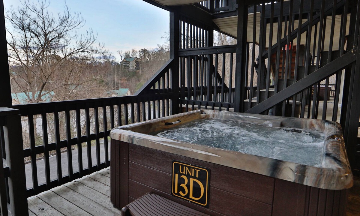 Pigeon Forge Condo | Sleeps 12, hot tub, close to Dollywood!
