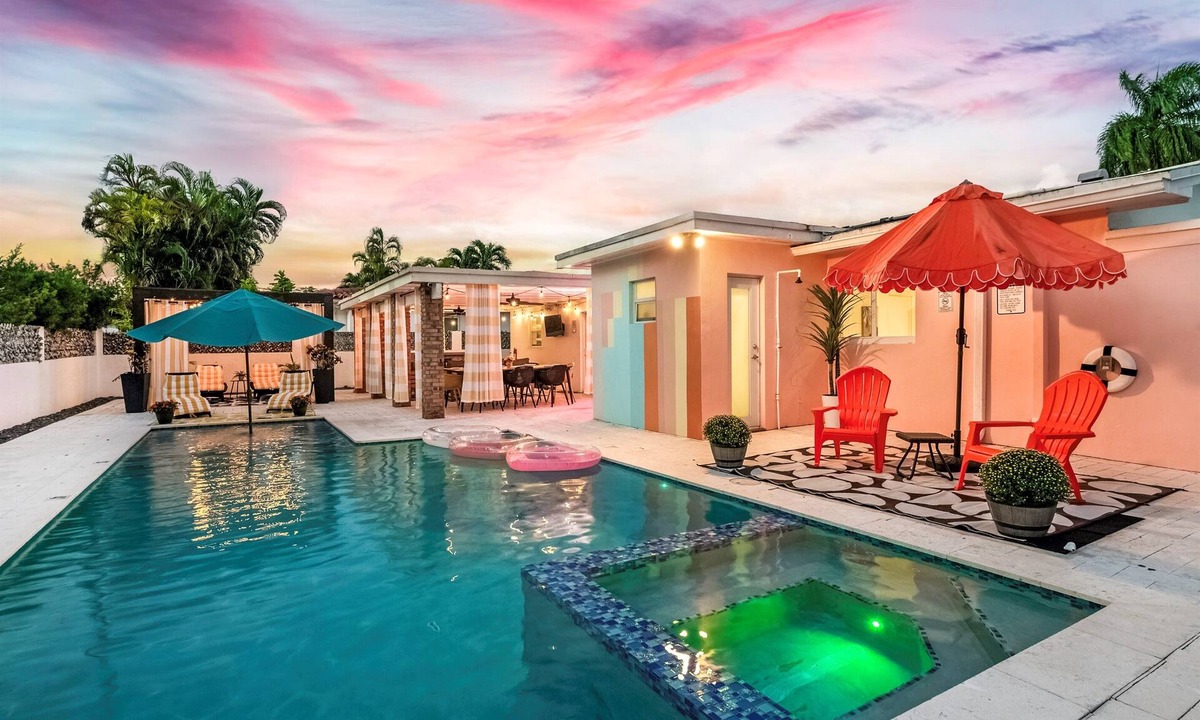 Coral Way Villa | Sleeps 12 , huge heated pool & spa, near Brickell.