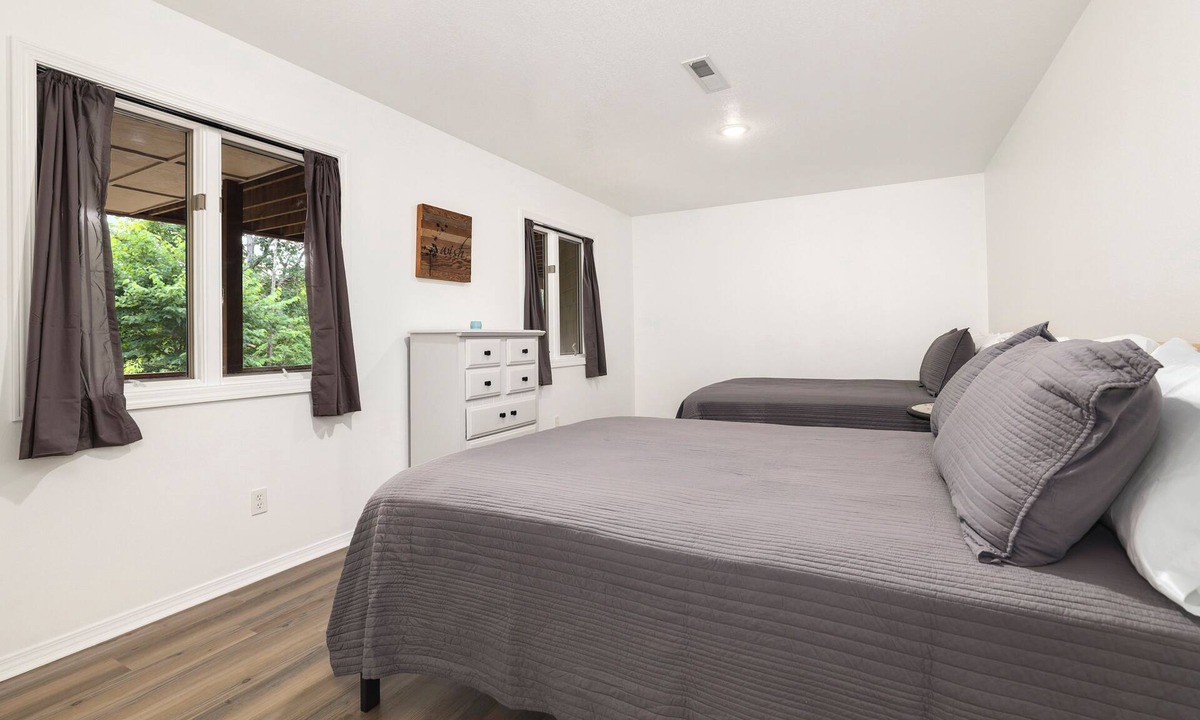Bella Vista House | Sleeps 12+Lake Views+Game Console+Spacious Layout