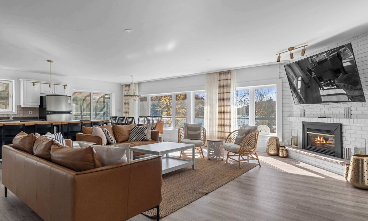 Utterson House | Sleeps 12 on Longs Lake!