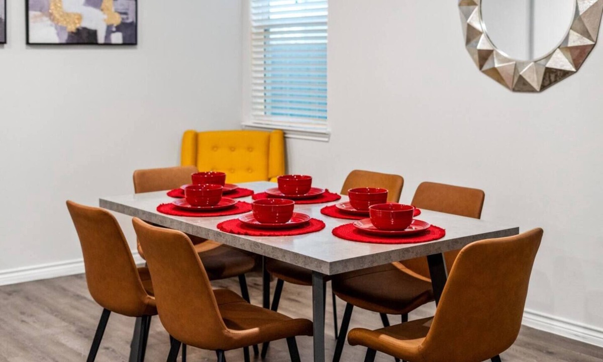 Fort Worth House | Sleeps 12 |Private BRs, WiFi, Kitchen