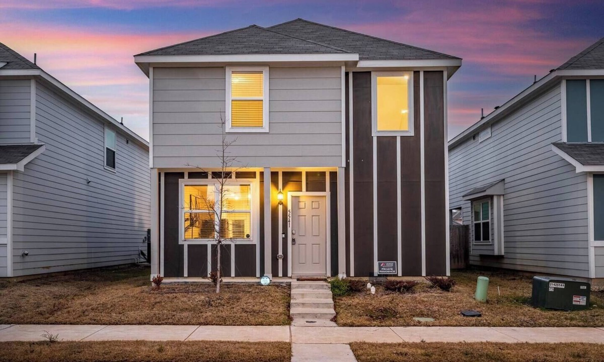Fort Worth House | Sleeps 12 Private BRs Wifi Kitchen